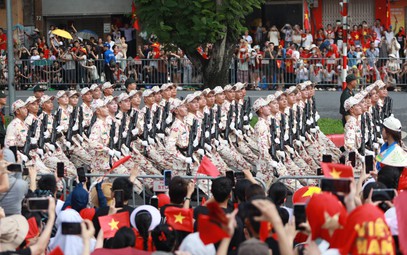 Hàng nghìn người hò reo chào đón các khối diễu binh trên các tuyến phố Thủ đô
