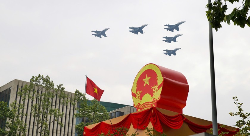 Tiêm kích, trực thăng rầm rộ bay trên bầu trời Hà Nội