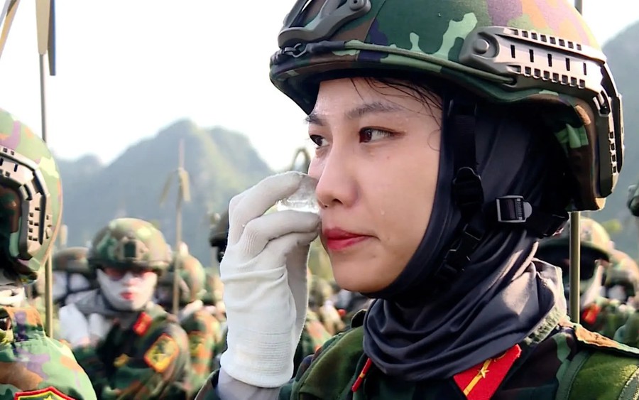 Những nữ chiến sĩ trẻ rèn mình dưới nắng nóng 40 độ